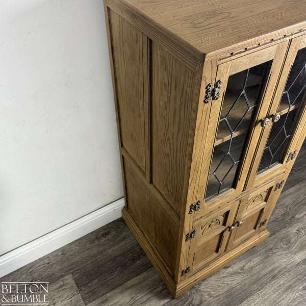 Old Charm Wood Brothers Lift Lid Cabinet in Washed Oak