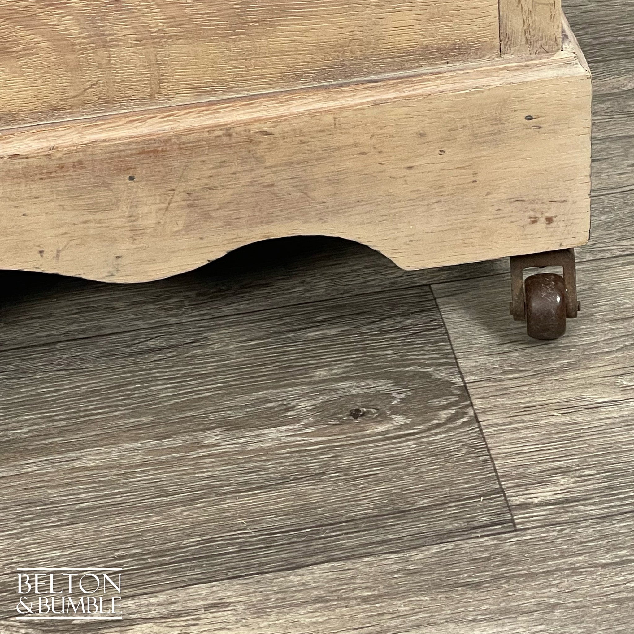 Antique Victorian Perdonium – Details of castors