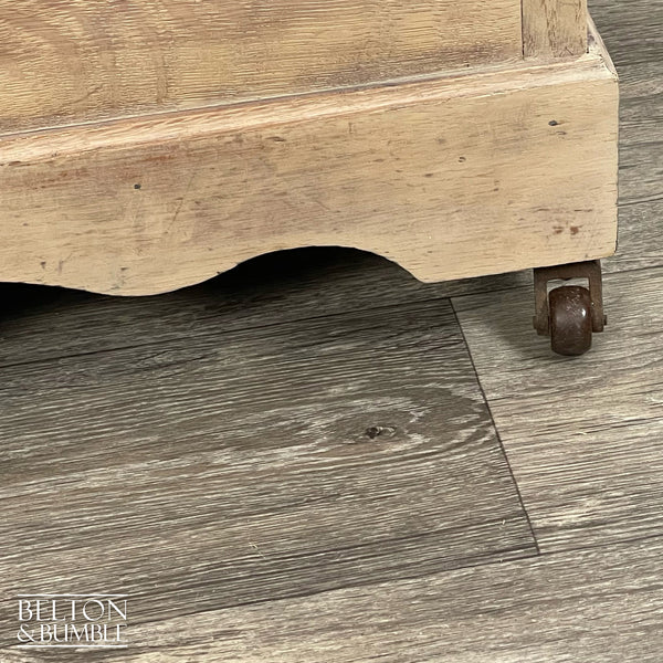 Antique Victorian Perdonium – Details of castors