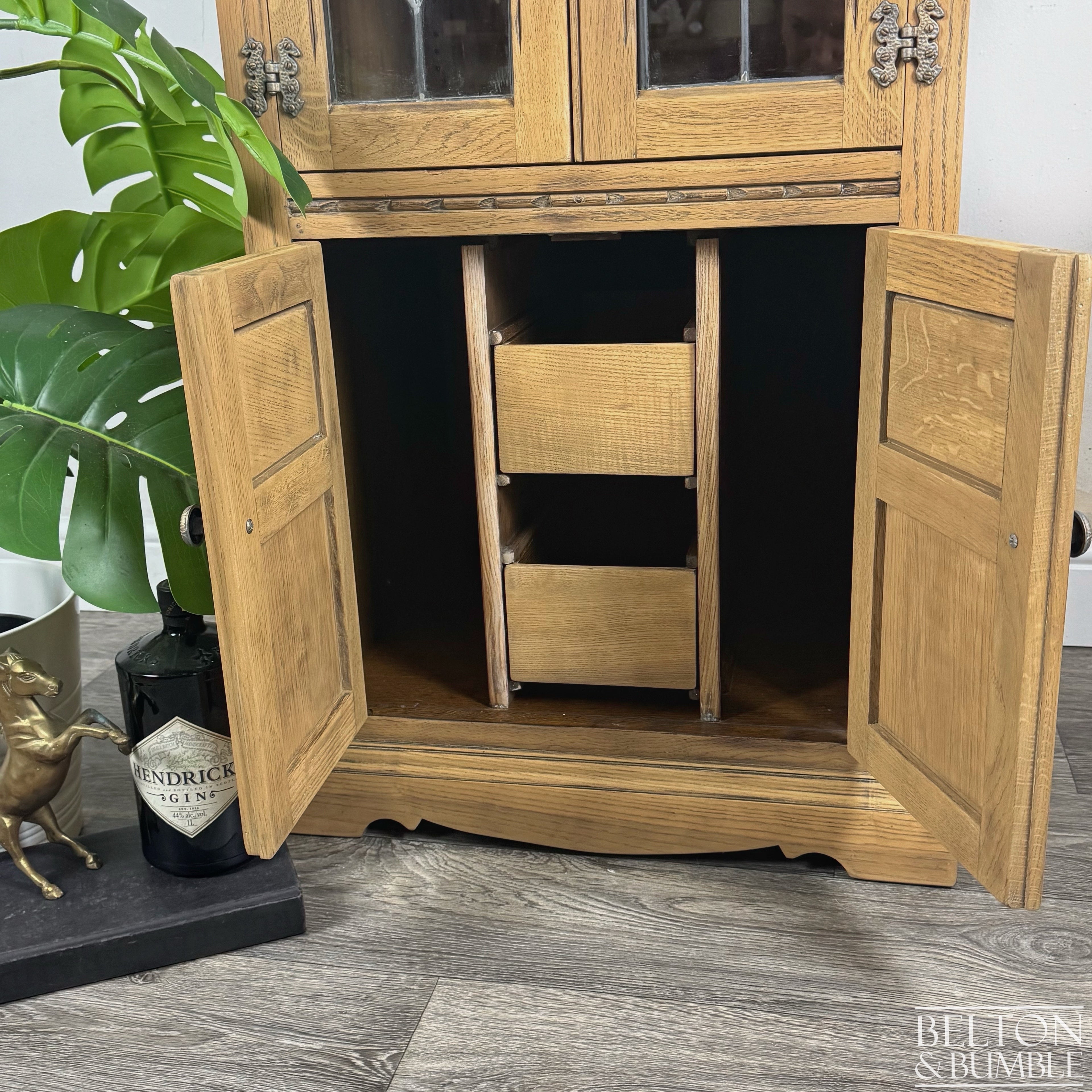 Old Charm Wood Brothers Lift Lid Cabinet in Washed Oak