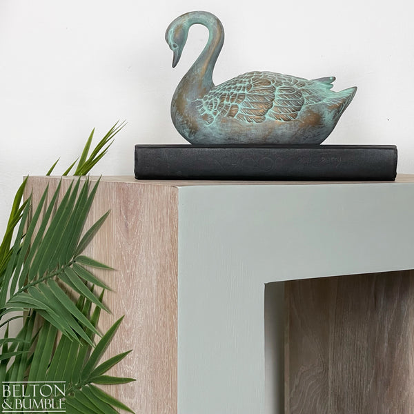 Contemporary Oak Side Table – Close-up of oak finish and texture