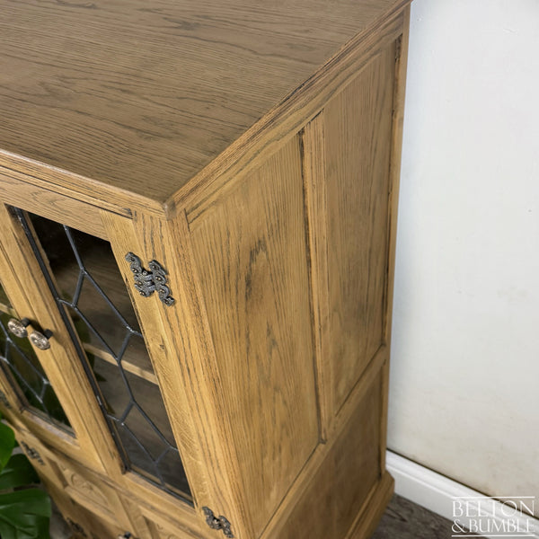 Old Charm Wood Brothers Lift Lid Cabinet in Washed Oak