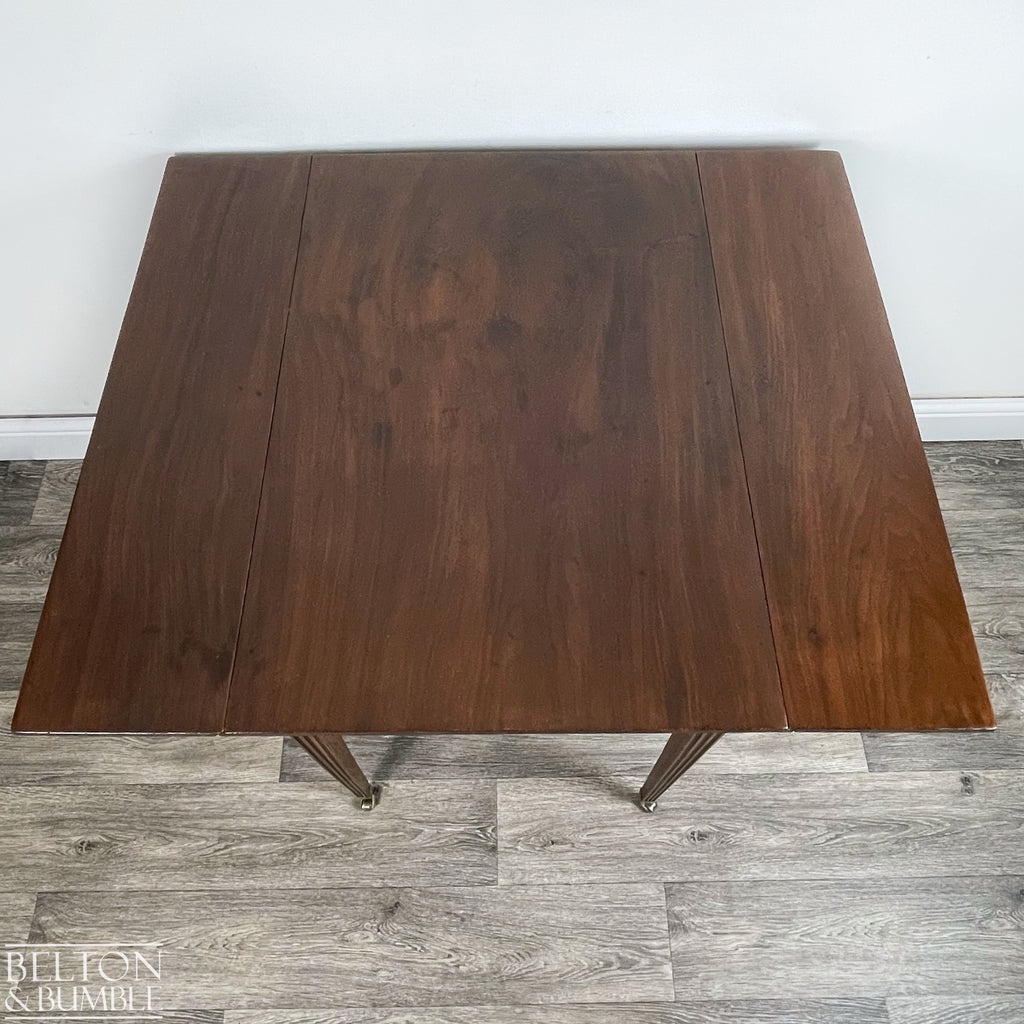 Mahogany Pembroke Drop Leaf Table – Close-up of mahogany finish and texture