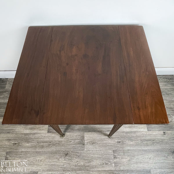 Mahogany Pembroke Drop Leaf Table – Close-up of mahogany finish and texture