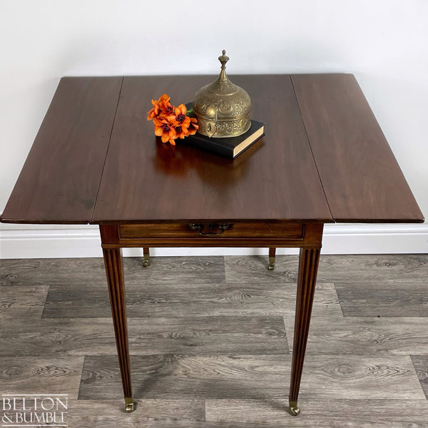 Mahogany Pembroke Drop Leaf Table – Top surface open detail showing smooth, satin finish and edge profile