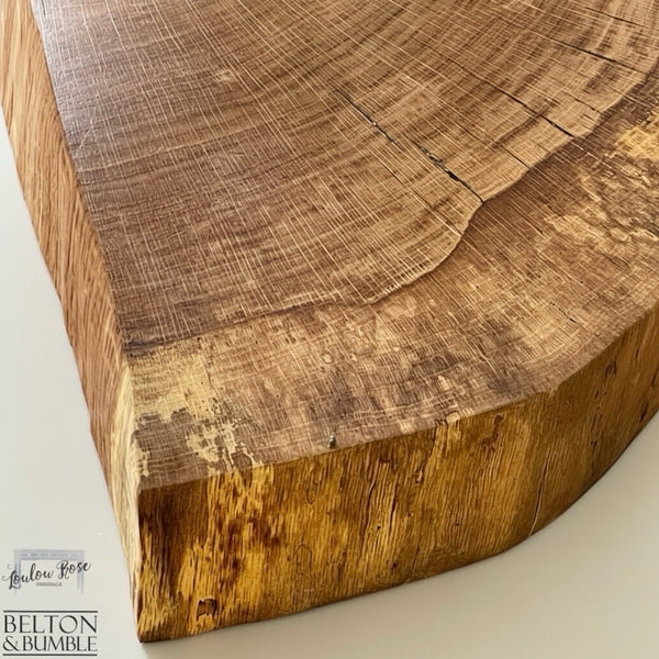 Oak Slice Cheese & Bread Board 33 cm – resin detail close-up in natural fissure