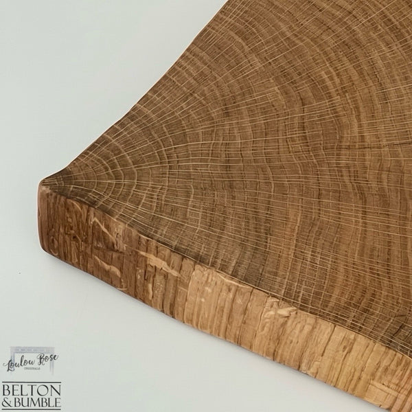 Oak Slice Cheese & Bread Board 40 cm – grain close-up showing live edge and smooth sanding