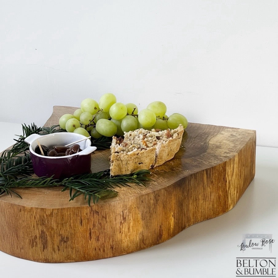 Oak Slice Cheese & Bread Board 41 cm – grain close-up showing hand-sanded surface and figure