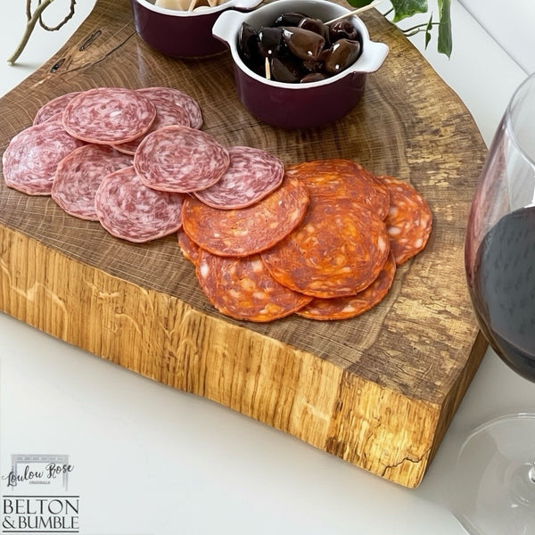 Oak Slice Cheese & Bread Board 44 cm – grain close-up showing edge and sanding