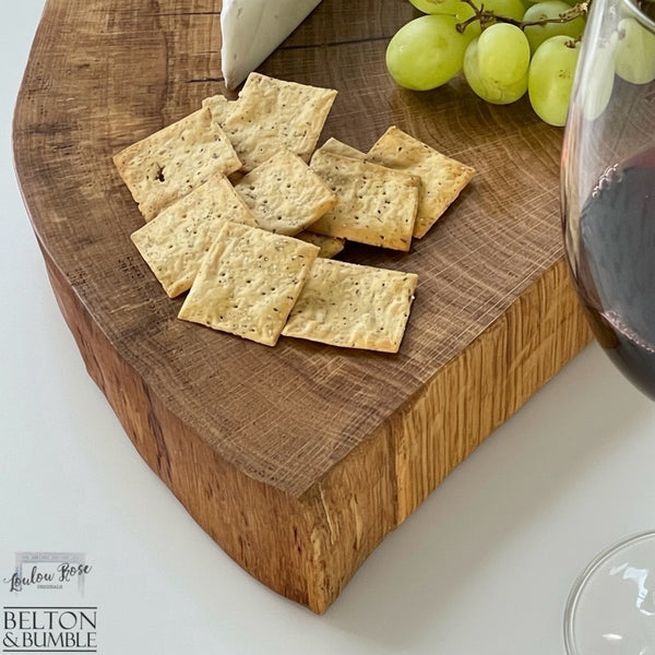 Oak Slice Cheese & Bread Board 45 cm – grain close-up showing live edge and hand-finished bevel