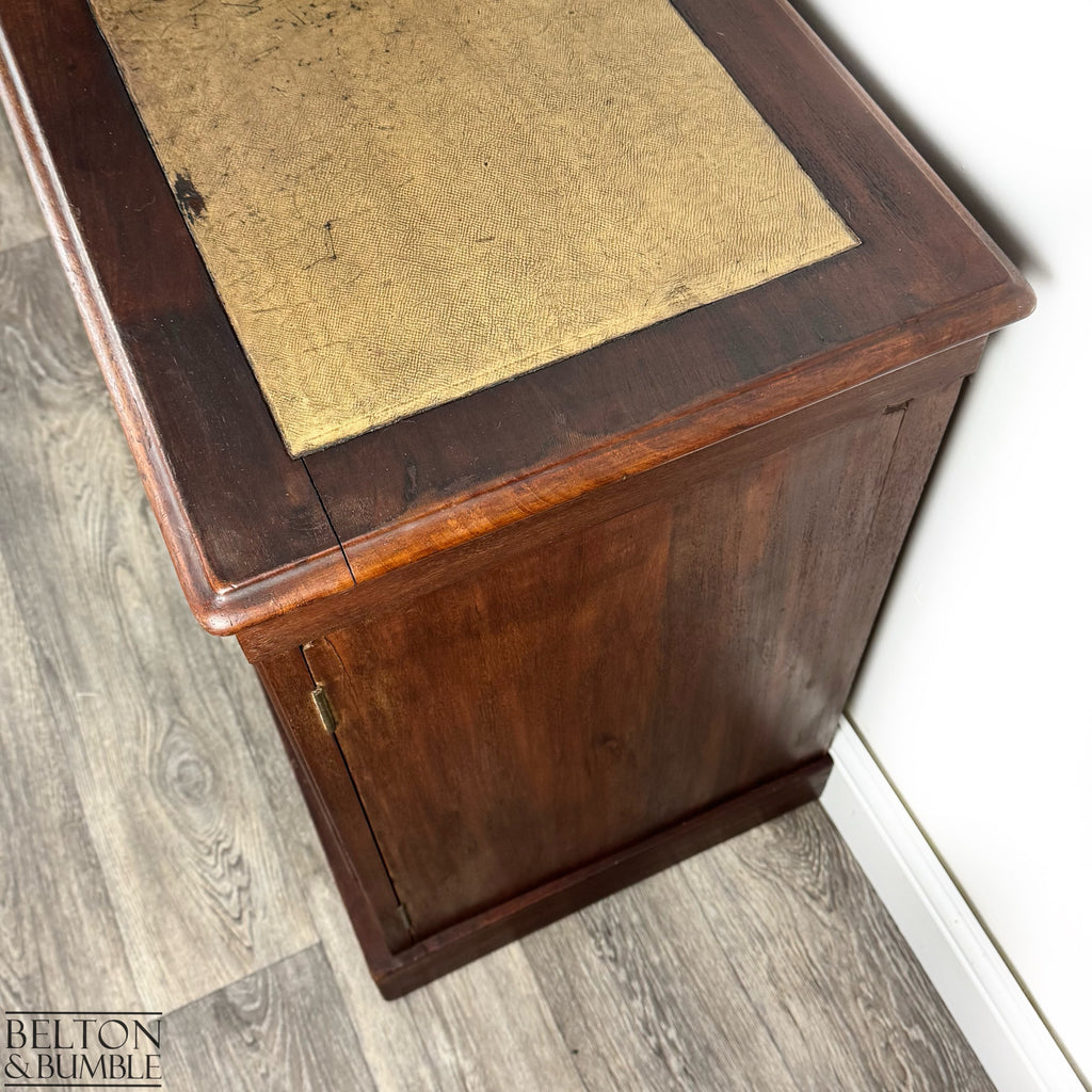 Vintage Mahogany Kneehole Desk with Hidden Drawers – Close-up of mahogany finish and texture